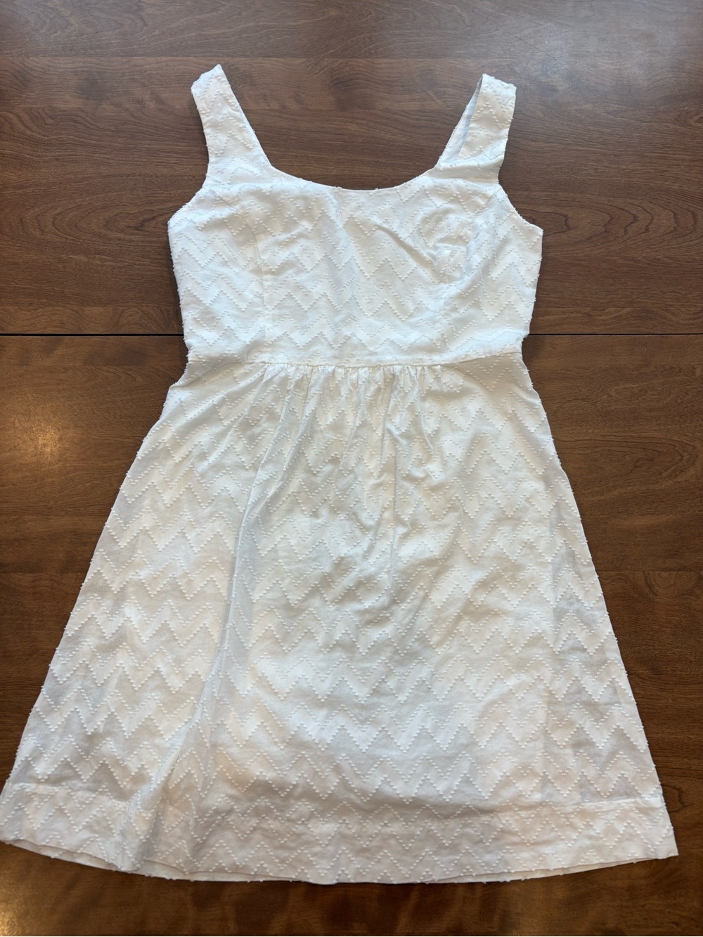 Vineyard Vines White Chevron Dress with gold zipper and cord detail size 6